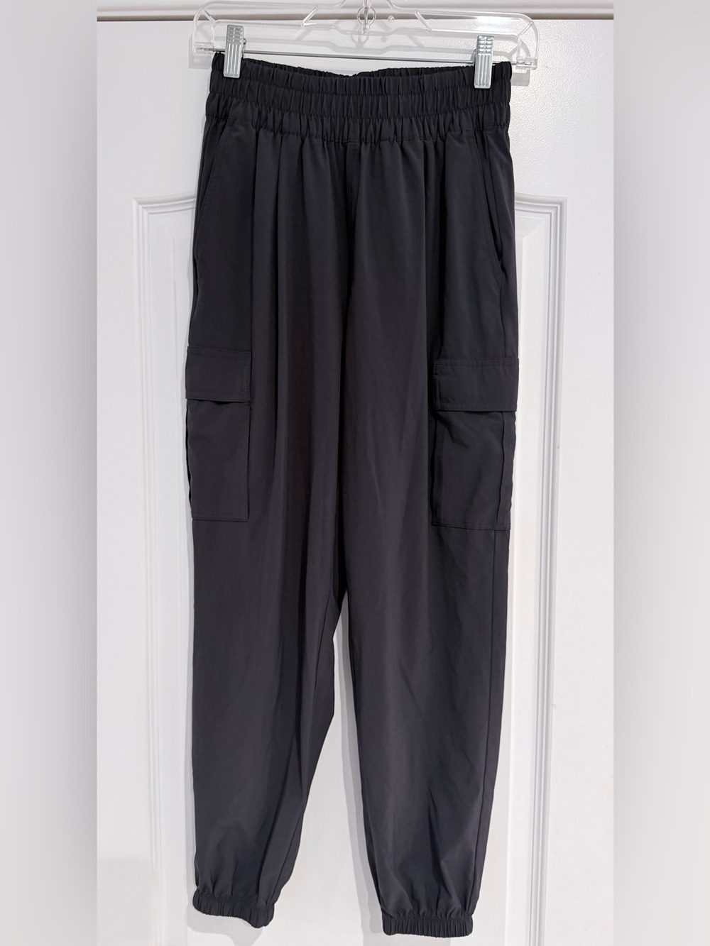 Vuori women’s Black Cargo Jogger Pants with Elastic Waist